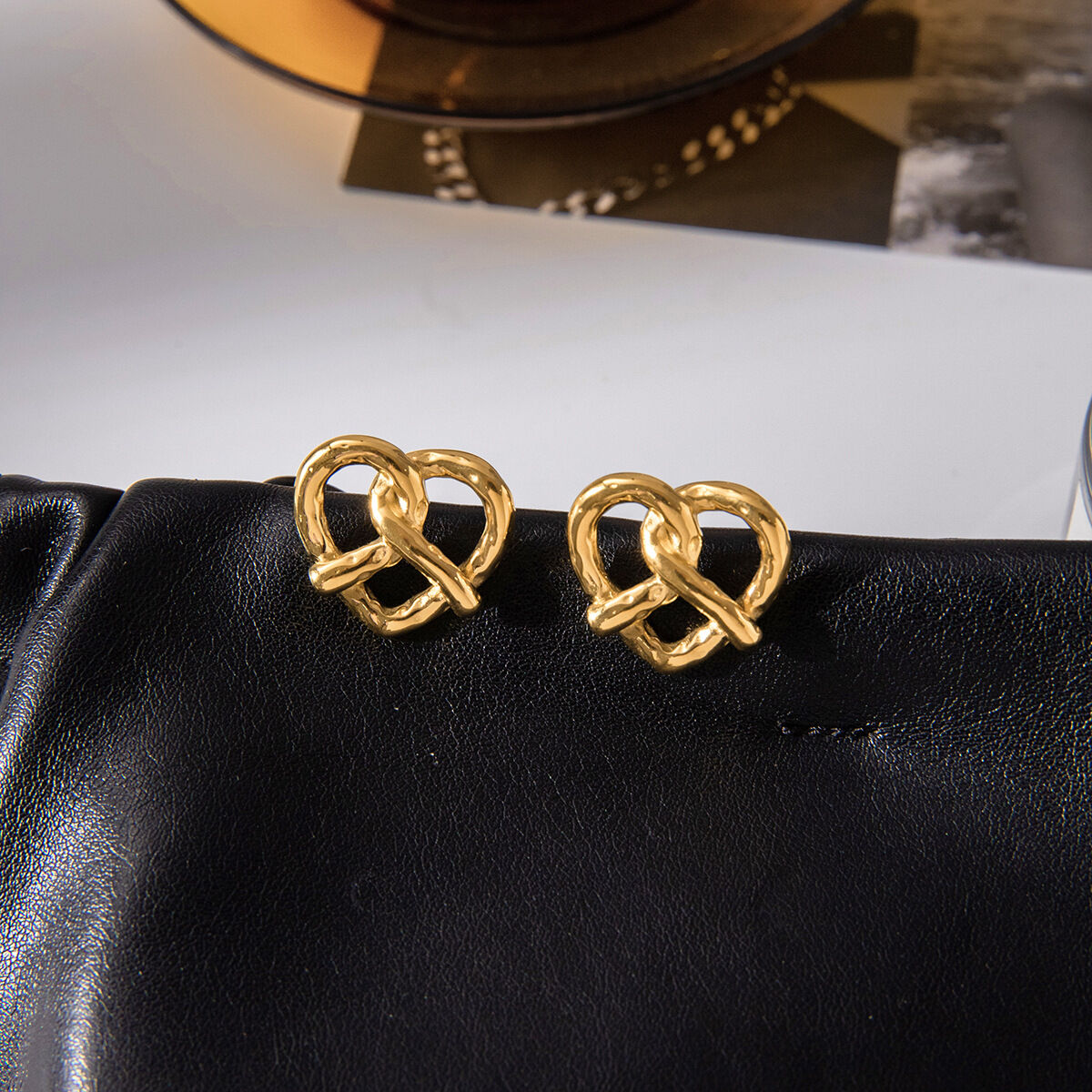 1 paio di graziosi orecchini a bottone da donna in acciaio inossidabile a forma di pretzel, impermeabili, color oro h5 Immagine5