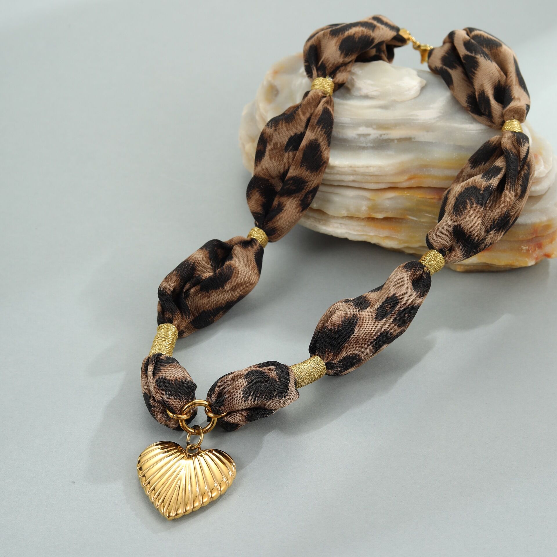 1 collar con colgante de acero inoxidable con estampado de leopardo y corazón, resistente al agua, color dorado, para mujer. Imagen2