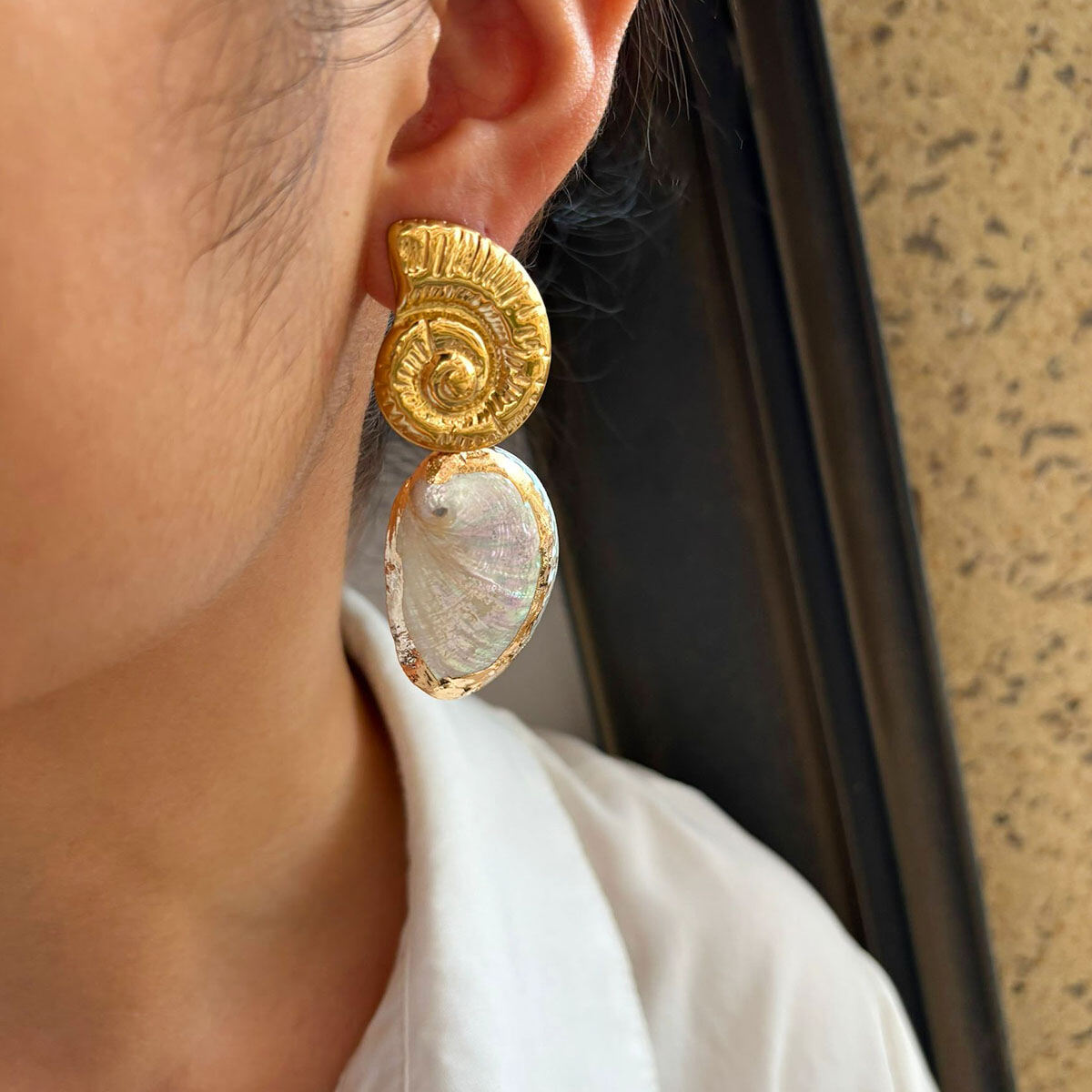 1 paar gouden oorbellen met schelpen