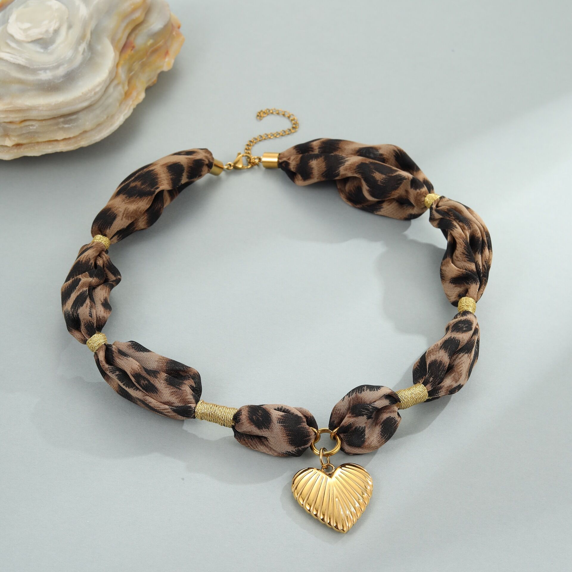 1 collar con colgante de acero inoxidable con estampado de leopardo y corazón, resistente al agua, color dorado, para mujer. h5 Imagen3