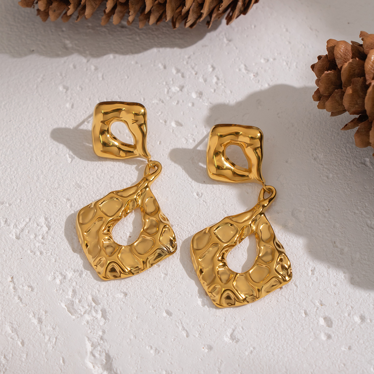 Boucles d'oreilles pendantes en acier inoxydable doré, imperméables, de forme irrégulière et à motif martelé (1 paire). 2