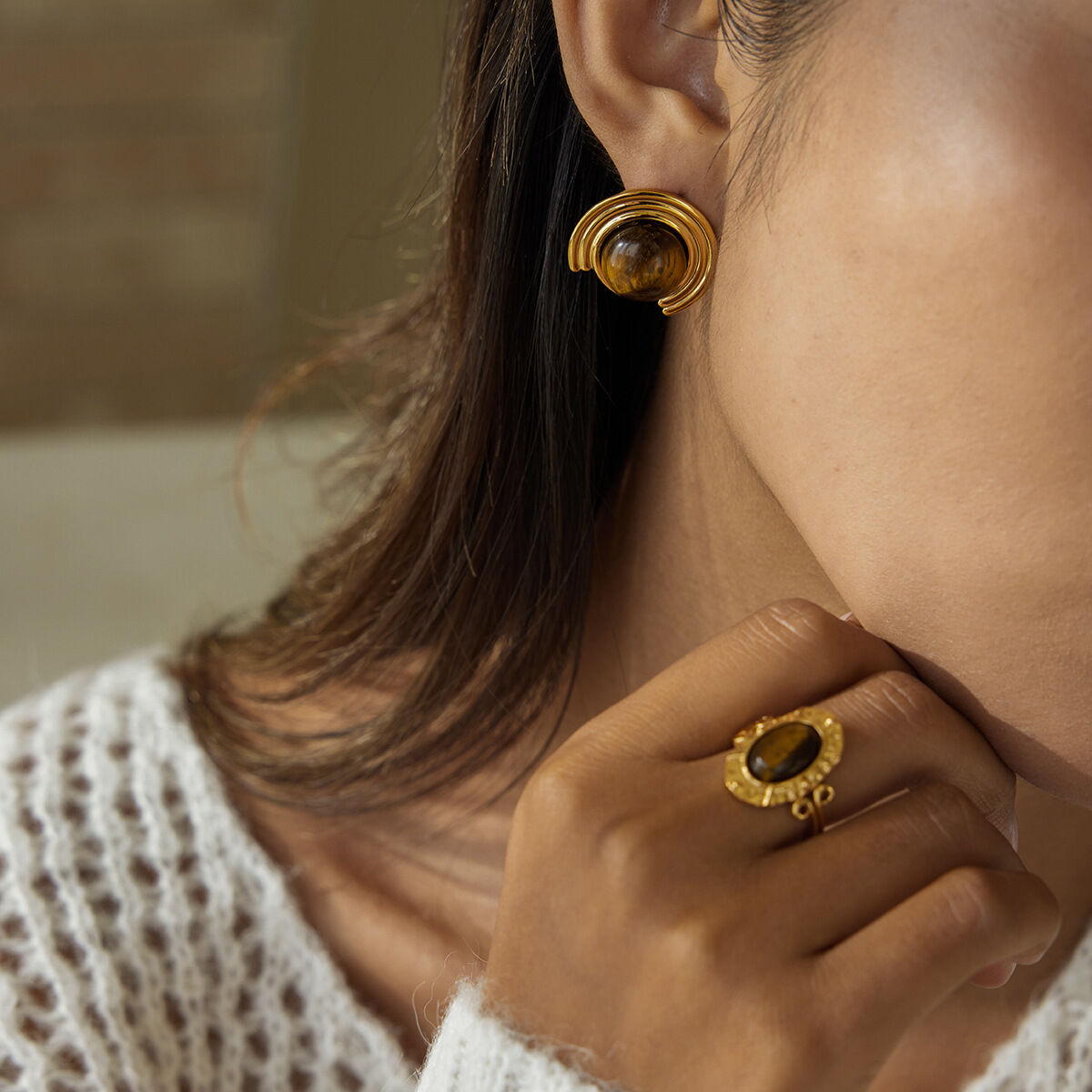 1 Paar klassische, verzierte Damen-Ohrstecker aus wasserfestem Edelstahl mit Naturstein in Goldfarbe Bild5