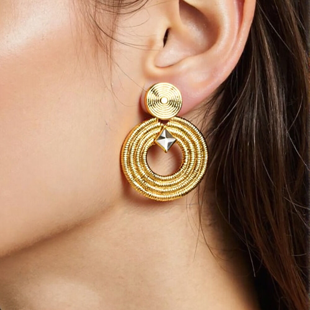 1 paio di orecchini pendenti in acciaio inossidabile color oro, impermeabili, con cerchio punk
