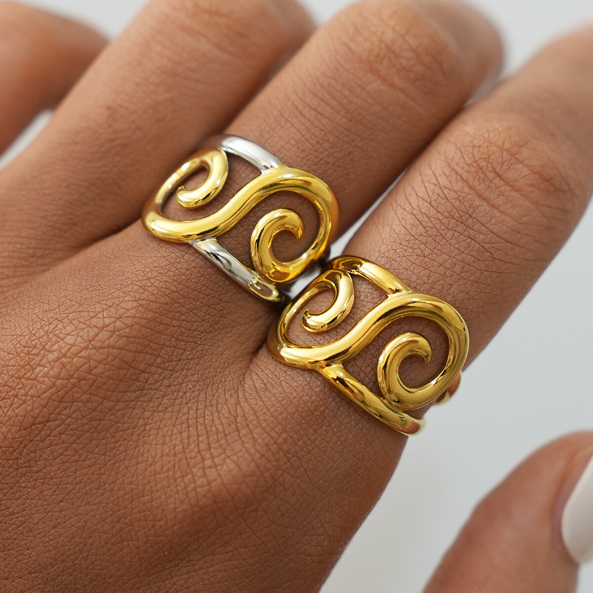 1 Stück schlichter, lässiger, unregelmäßig geformter Infinity-Ring aus Edelstahl, wasserdicht, goldfarben, Damen-Statement-Ring