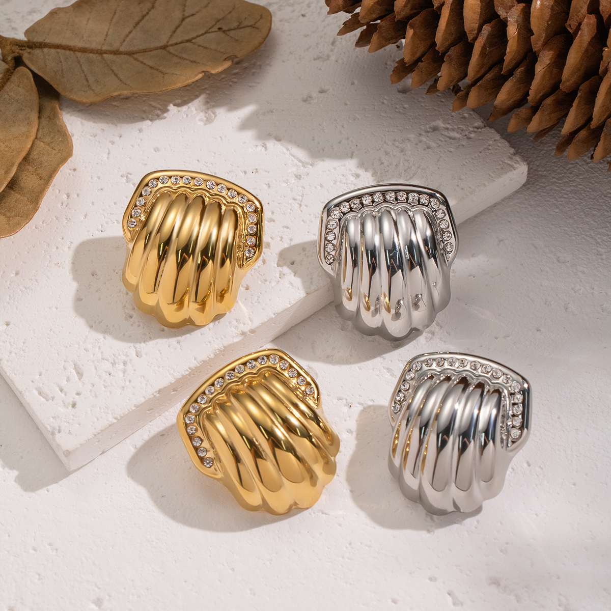 1 par de pendientes de botón de acero inoxidable con forma de concha, resistentes al agua, de color dorado.