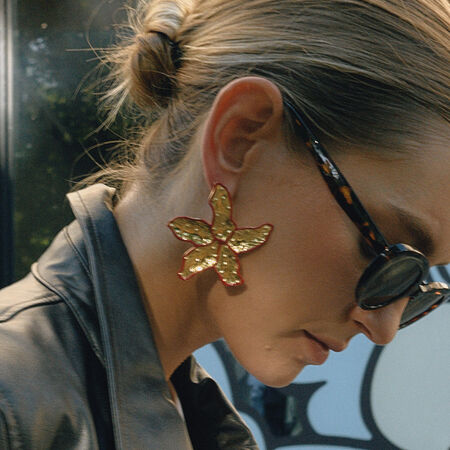 1 Paar elegante, wasserfeste Damen-Ohrstecker aus Edelstahl in Goldfarbe mit Blumenmuster
