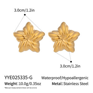 1 paire de boucles d'oreilles à clous en acier inoxydable doré et imperméable, motif floral. h5
