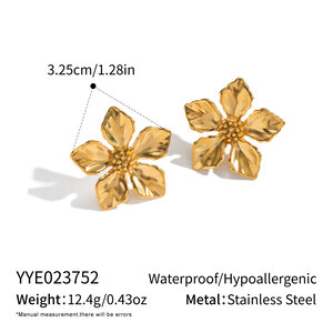 1 Paar wasserfeste Ohrstecker aus Edelstahl in Goldfarbe mit Blumenmuster h5