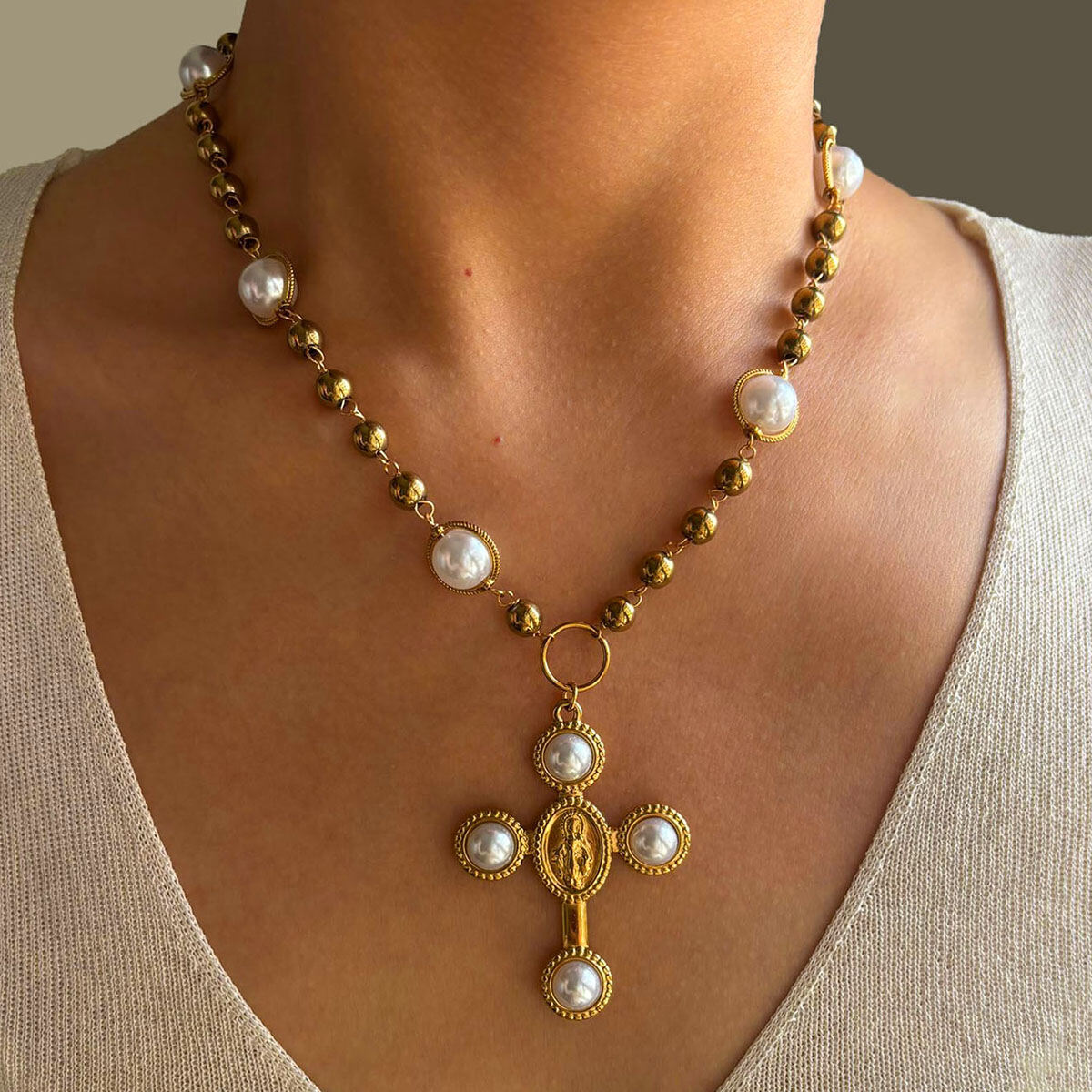Collar de cuentas de color dorado con perlas artificiales cruzadas de 1 pieza