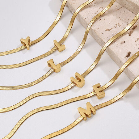 Collana con ciondolo color oro impermeabile in acciaio inossidabile con lettera giornaliera da 1 pezzo