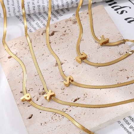 Collana con ciondolo color oro impermeabile in acciaio inossidabile con lettera giornaliera da 1 pezzo 2