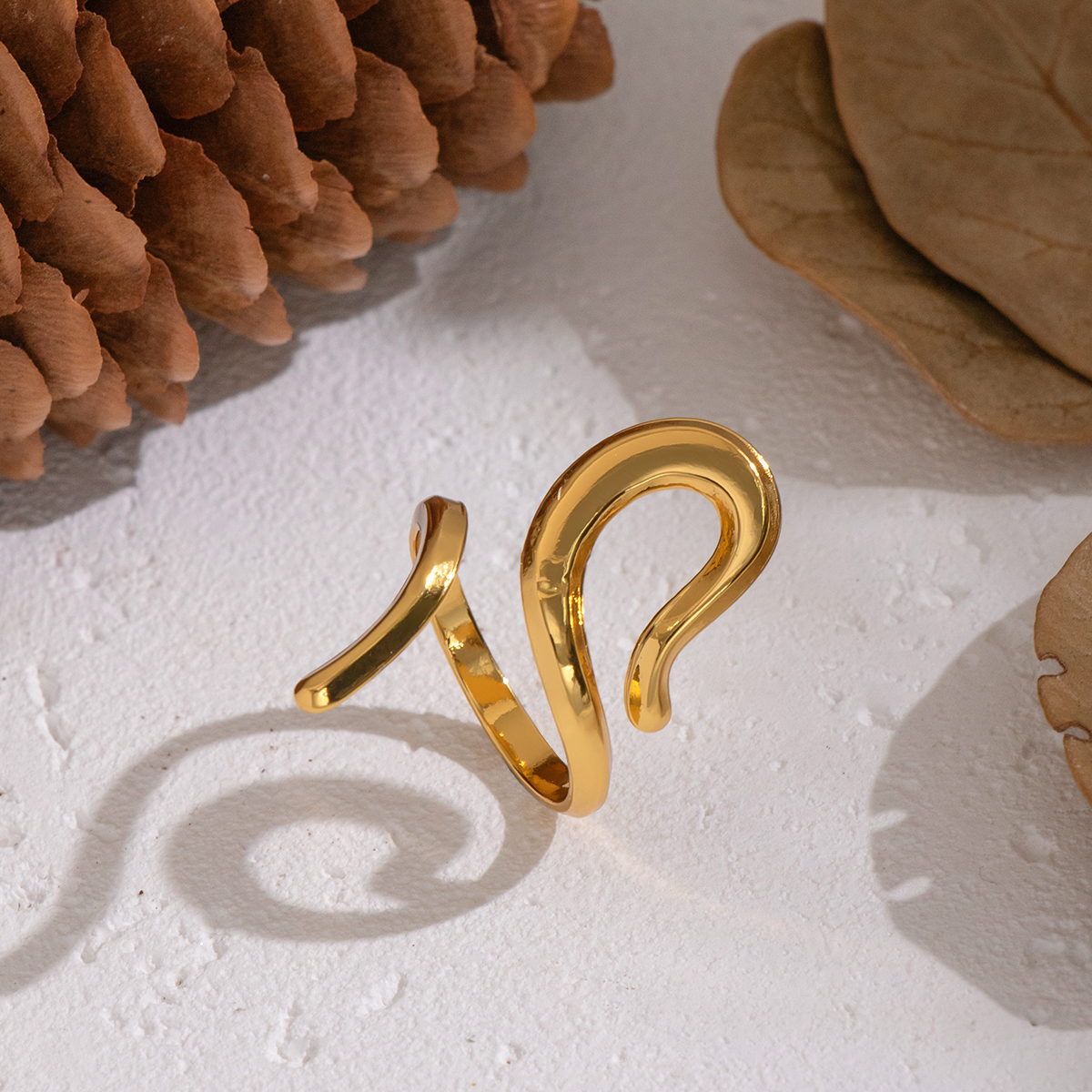Anillo minimalista de acero inoxidable dorado resistente al agua con forma de línea irregular de 1 pieza 2