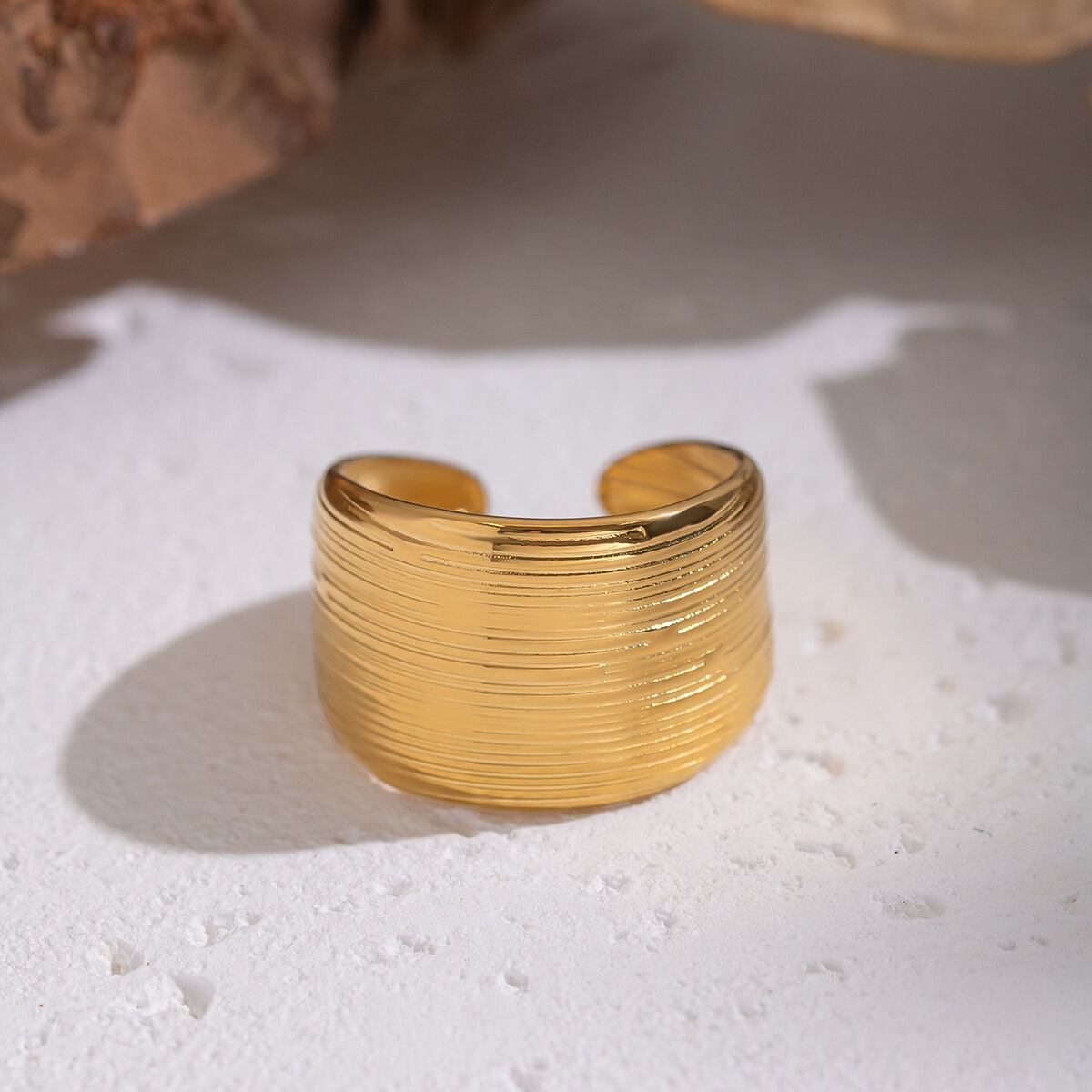 Anillo minimalista de acero inoxidable de 1 pieza, resistente al agua, color dorado. 2