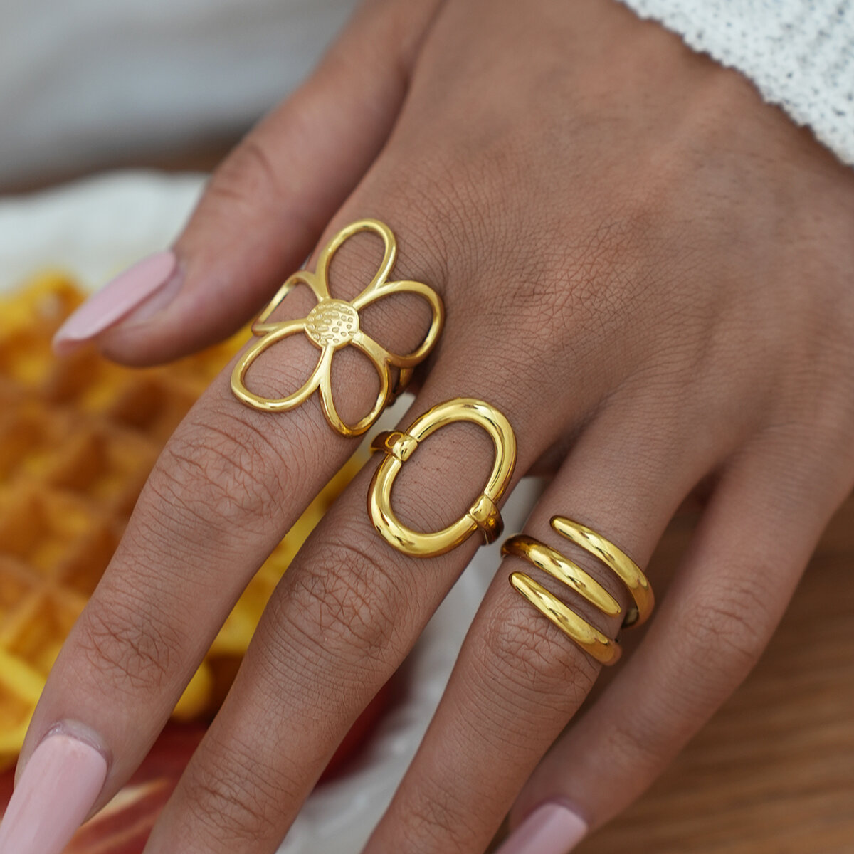 1 Stück lässiger rechteckiger Statement-Ring aus Edelstahl in Goldfarbe mit Blumenmuster h5 Bild5