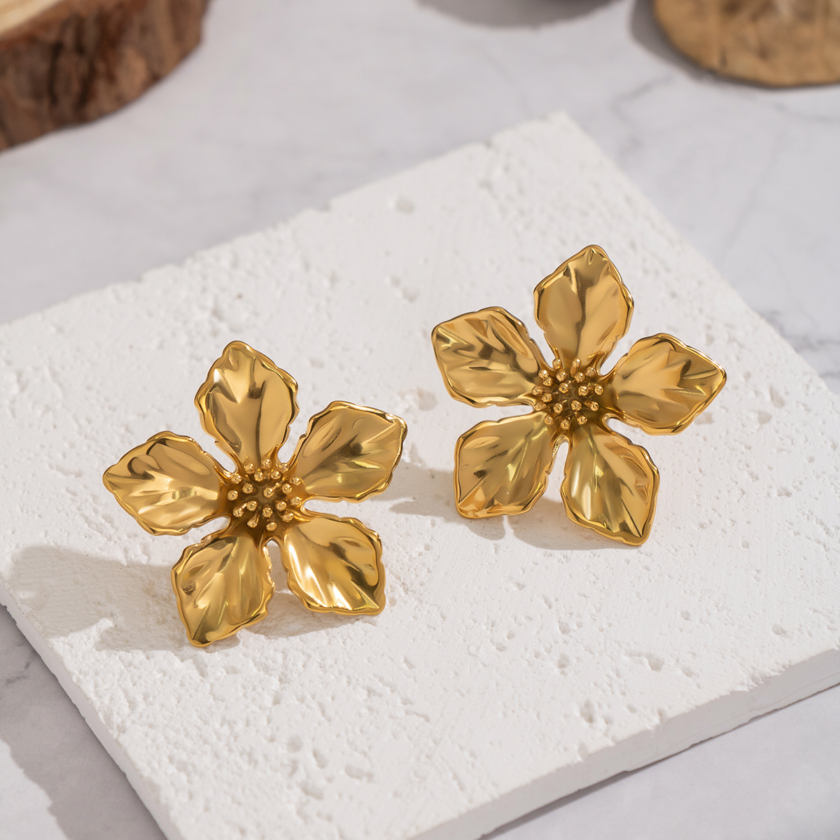 1 paire de boucles d'oreilles à clous en acier inoxydable doré, imperméables, en forme de fleur 2