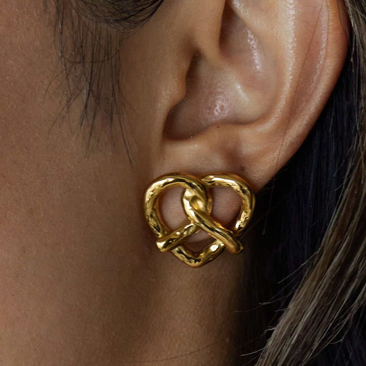 1 paio di graziosi orecchini a bottone da donna in acciaio inossidabile a forma di pretzel, impermeabili, color oro Immagine9