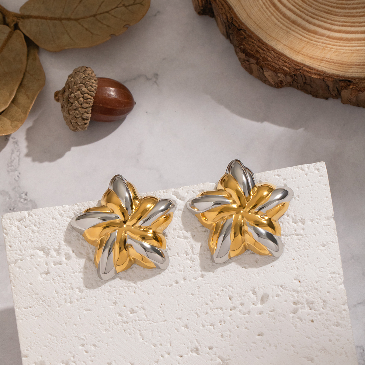 1 paire de boucles d'oreilles à clous en acier inoxydable doré et imperméable, motif floral. h5 Image5
