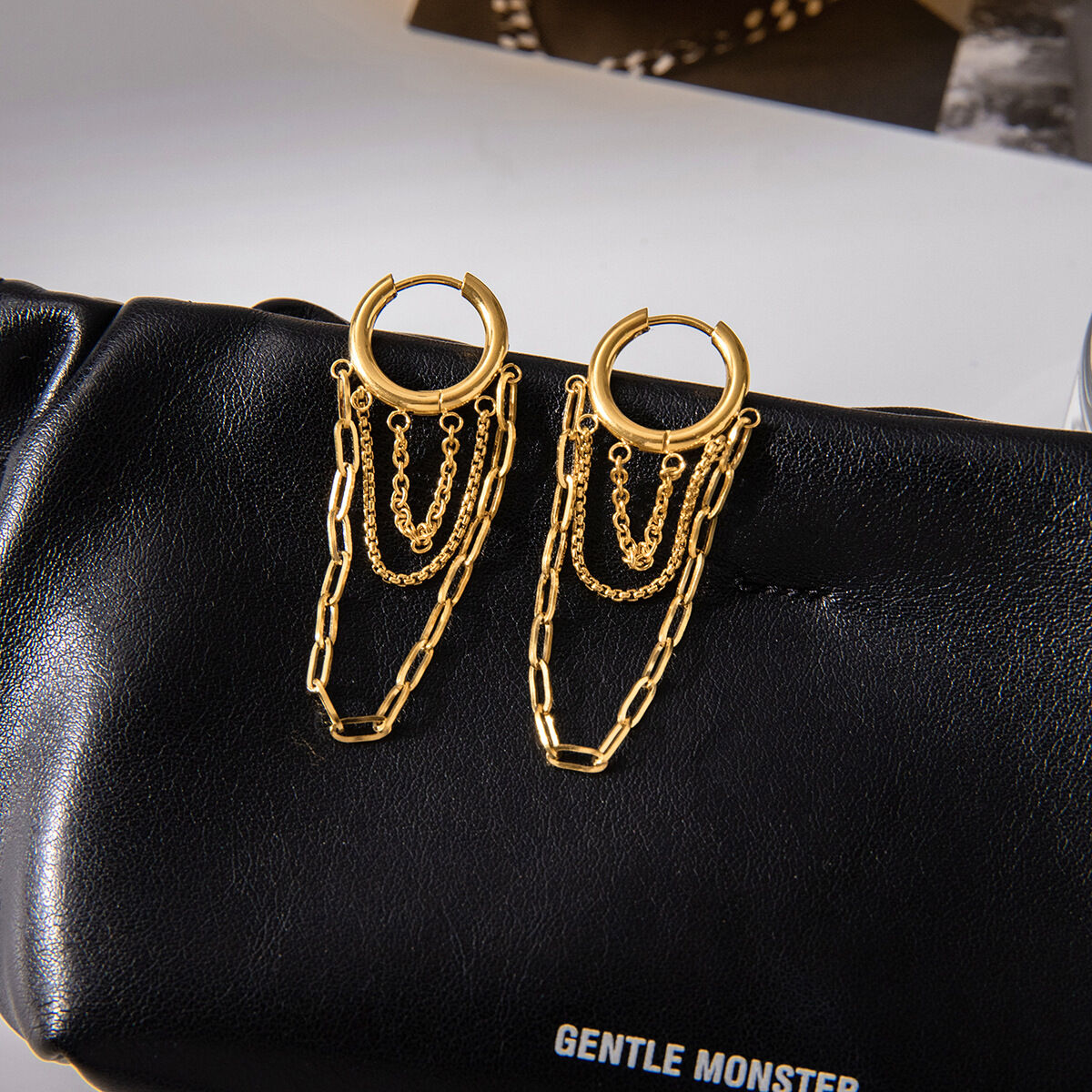 1 paire de boucles d'oreilles créoles pour femme, en acier inoxydable imperméable, couleur or, ornées de pompons délicats. h5Image5