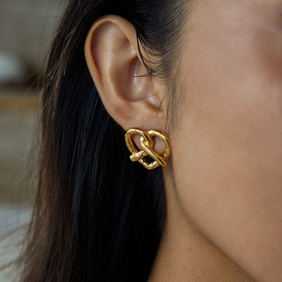 1 paio di graziosi orecchini a bottone da donna in acciaio inossidabile a forma di pretzel, impermeabili, color oro h5 Immagine4