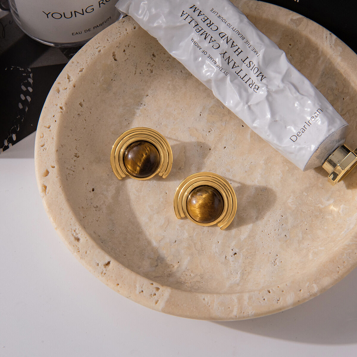 1 Paar klassische, verzierte Damen-Ohrstecker aus wasserfestem Edelstahl mit Naturstein in Goldfarbe h5 Bild6