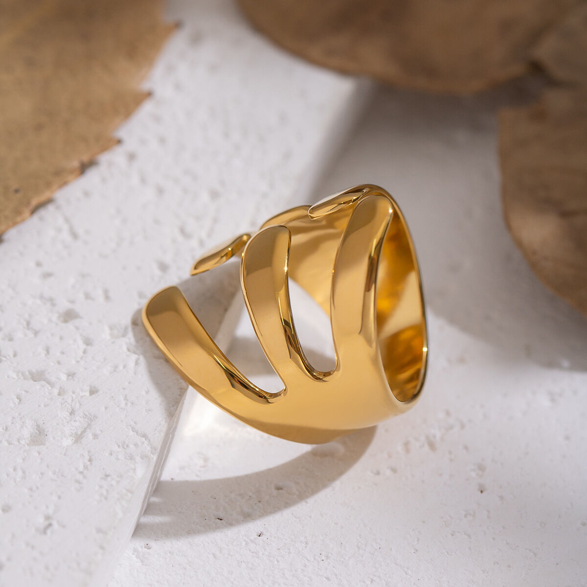 Anillo llamativo de acero inoxidable de forma irregular, resistente al agua, color dorado. 2