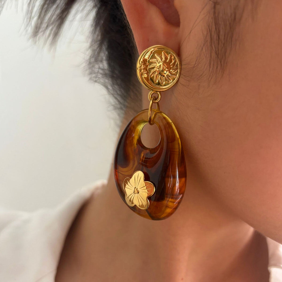 1 Pair Droplet Resin Flower Gold Color Dangle Earrings 2