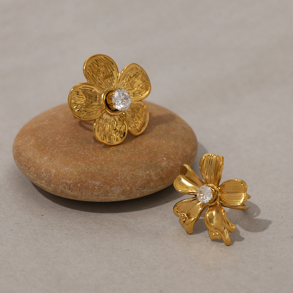1 Piece  Flower Stainless Steel Waterproof   Gold Color  Zircon Women's Statement Rings h5 Picture4