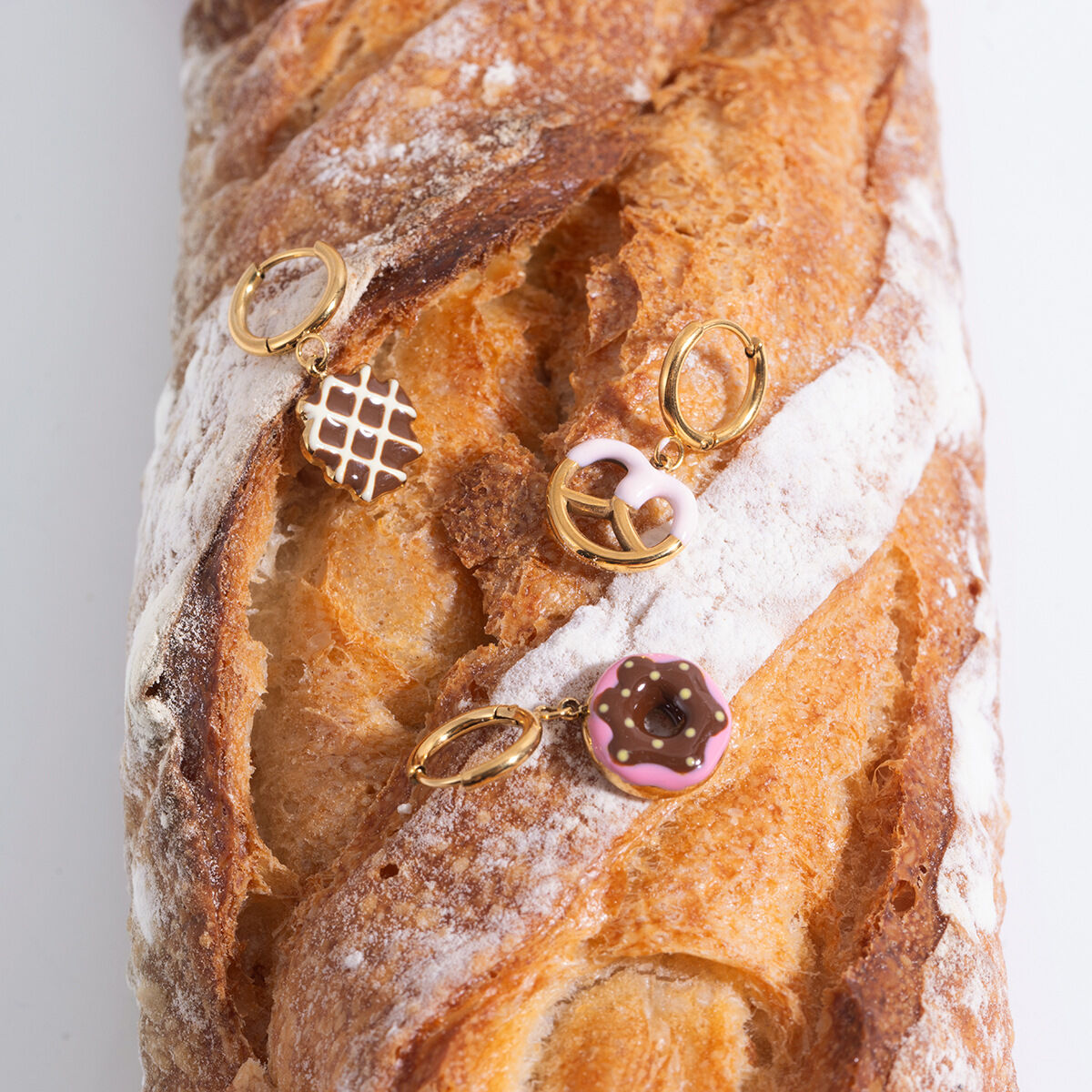 1 paio di orecchini pendenti da donna in acciaio inossidabile color oro, impermeabili e delicati, a forma di pane Immagine5