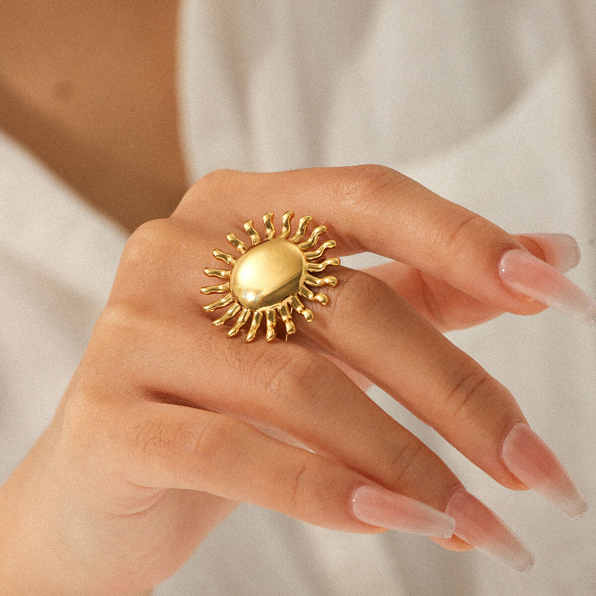 1 stuk waterdichte statement ring van roestvrij staal met zonnemotief in goudkleur 2