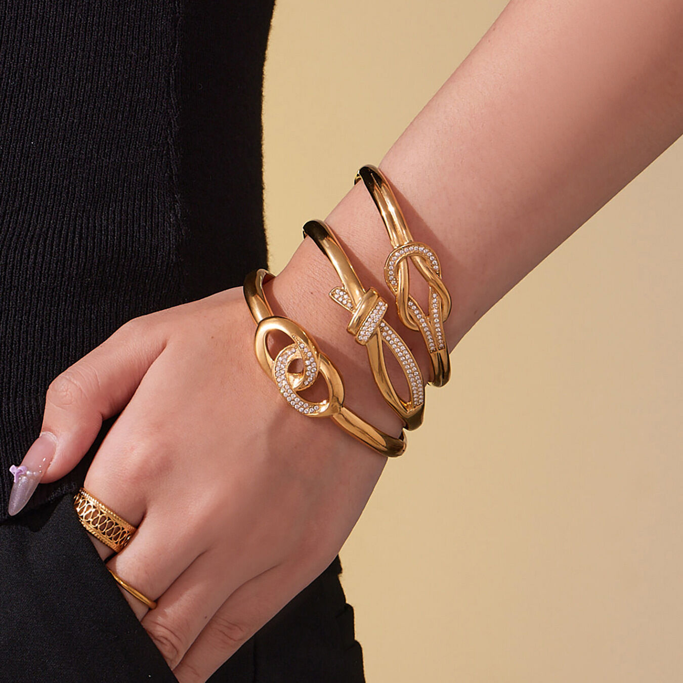 1 Stück luxuriöser, gedrehter, wasserdichter Armreif aus Edelstahl in Goldfarbe mit Zirkonia für Damen h5 Bild5
