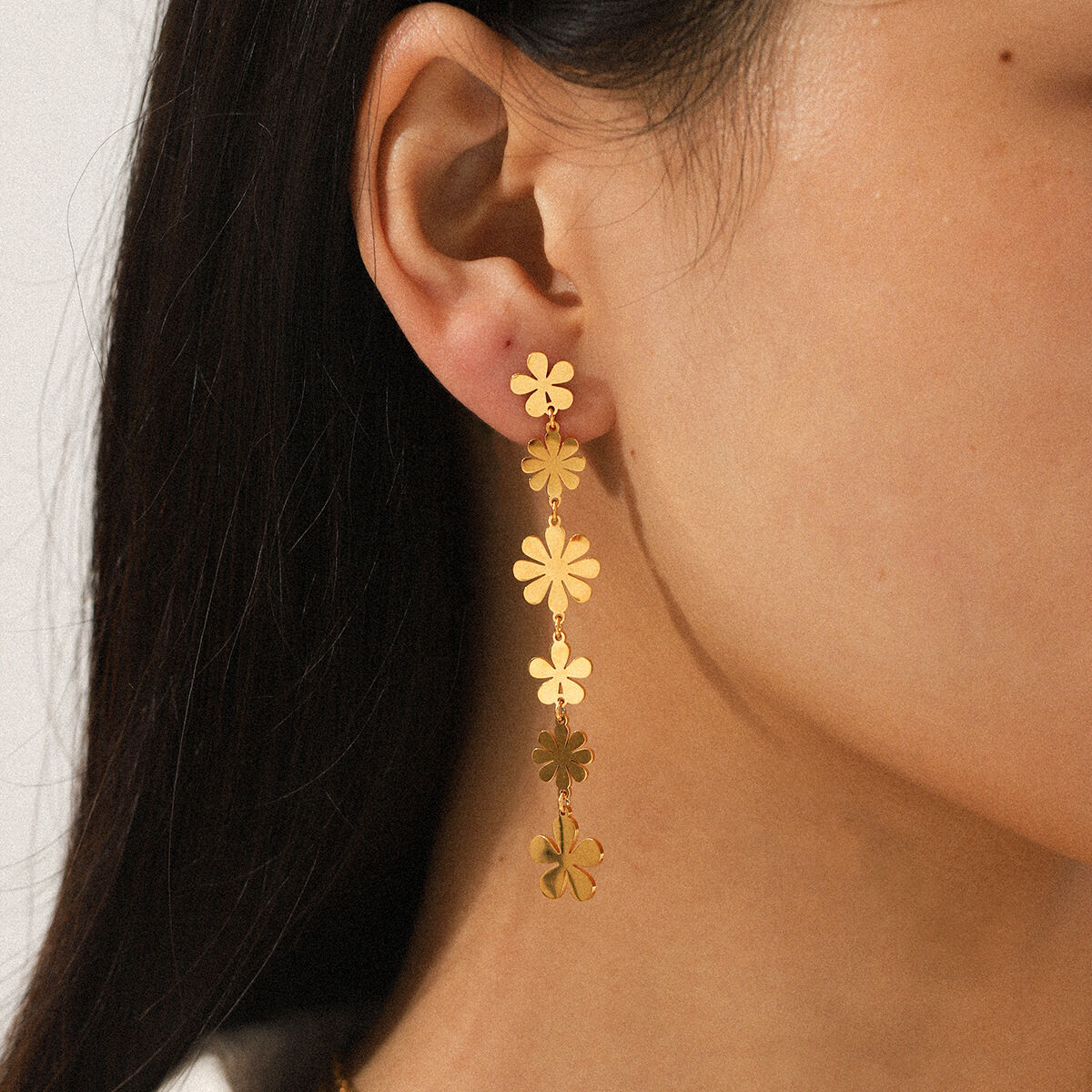 1 paio di orecchini pendenti in acciaio inossidabile color oro impermeabili a forma di fiore 2