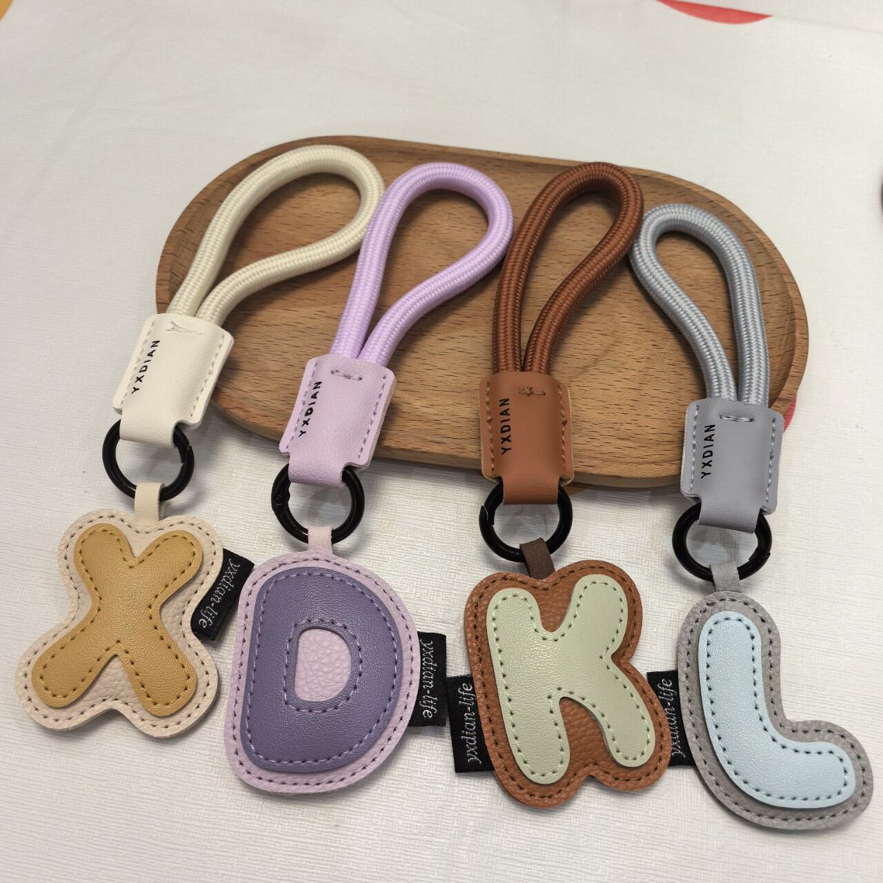 1 breloque de sac en cuir de couleurs mélangées avec lettres 2