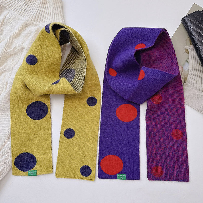 1 écharpe d'hiver tricotée à pois de couleurs mélangées