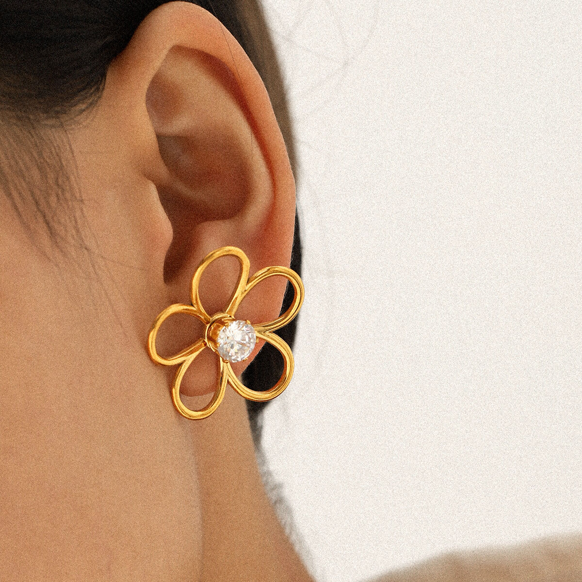 1 paire de boucles d'oreilles à clous en acier inoxydable doré, imperméables, avec zircon et motif floral Image3