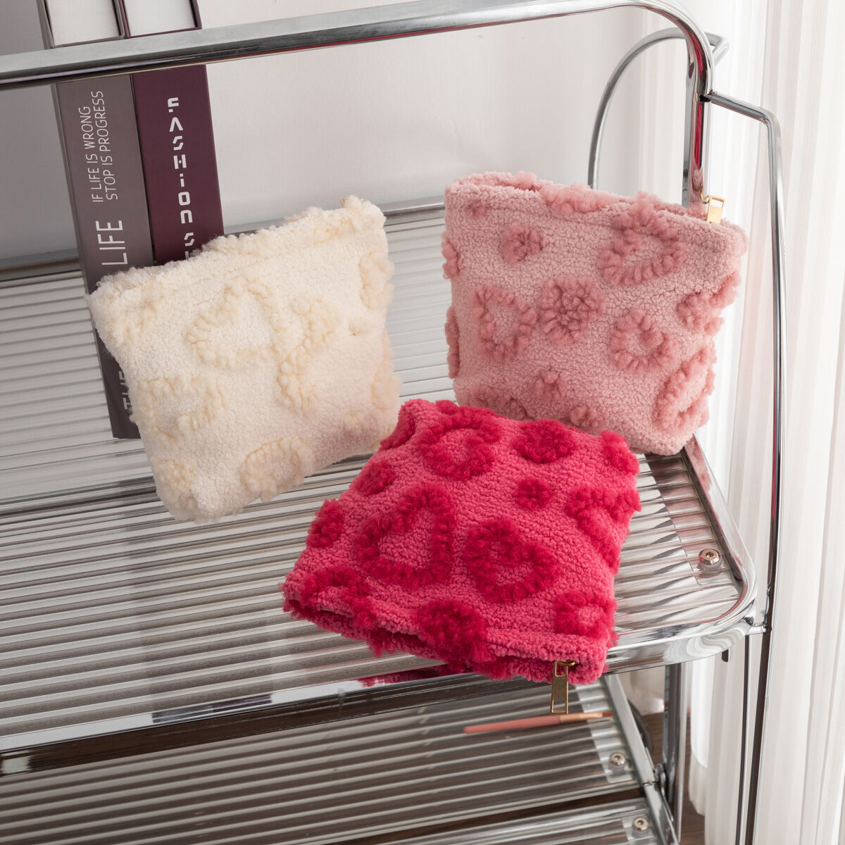 1 pezzo di borsa per il trucco in peluche a forma di cuore