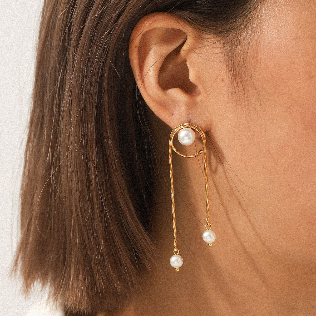 1 paio di orecchini pendenti con perle color oro impermeabili in acciaio inossidabile con nappa
