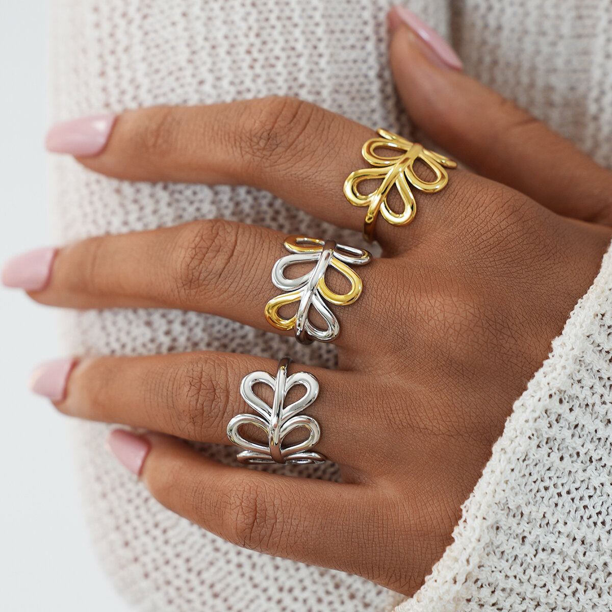 Anillos llamativos para mujer, de acero inoxidable, color dorado, resistentes al agua, con diseño de flor sencilla, 1 pieza Imagen3