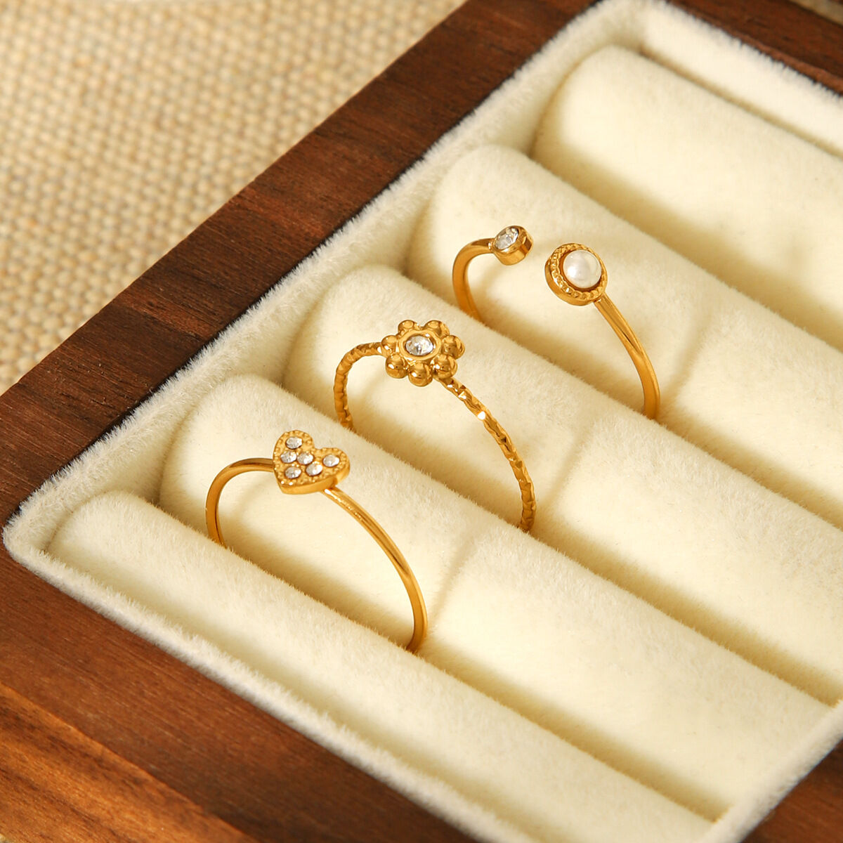 Set aus wasserfesten, goldfarbenen Ringen mit Blumenherz-Motiv aus Edelstahl und Zirkonia h5Bild5