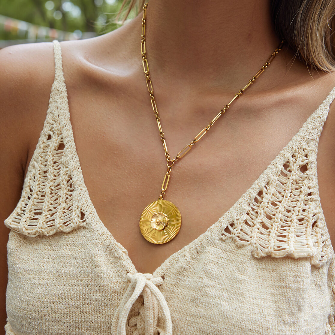 Collier pendentif élégant pour femme, en acier inoxydable doré, motif camélia, 1 pièce