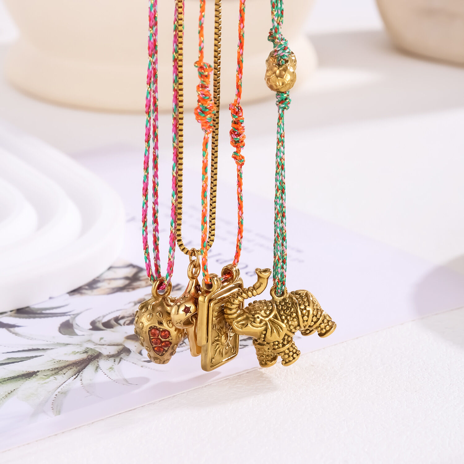 Collier tressé sophistiqué pour femme, en acier inoxydable imperméable, motif fraise (1 pièce) 2