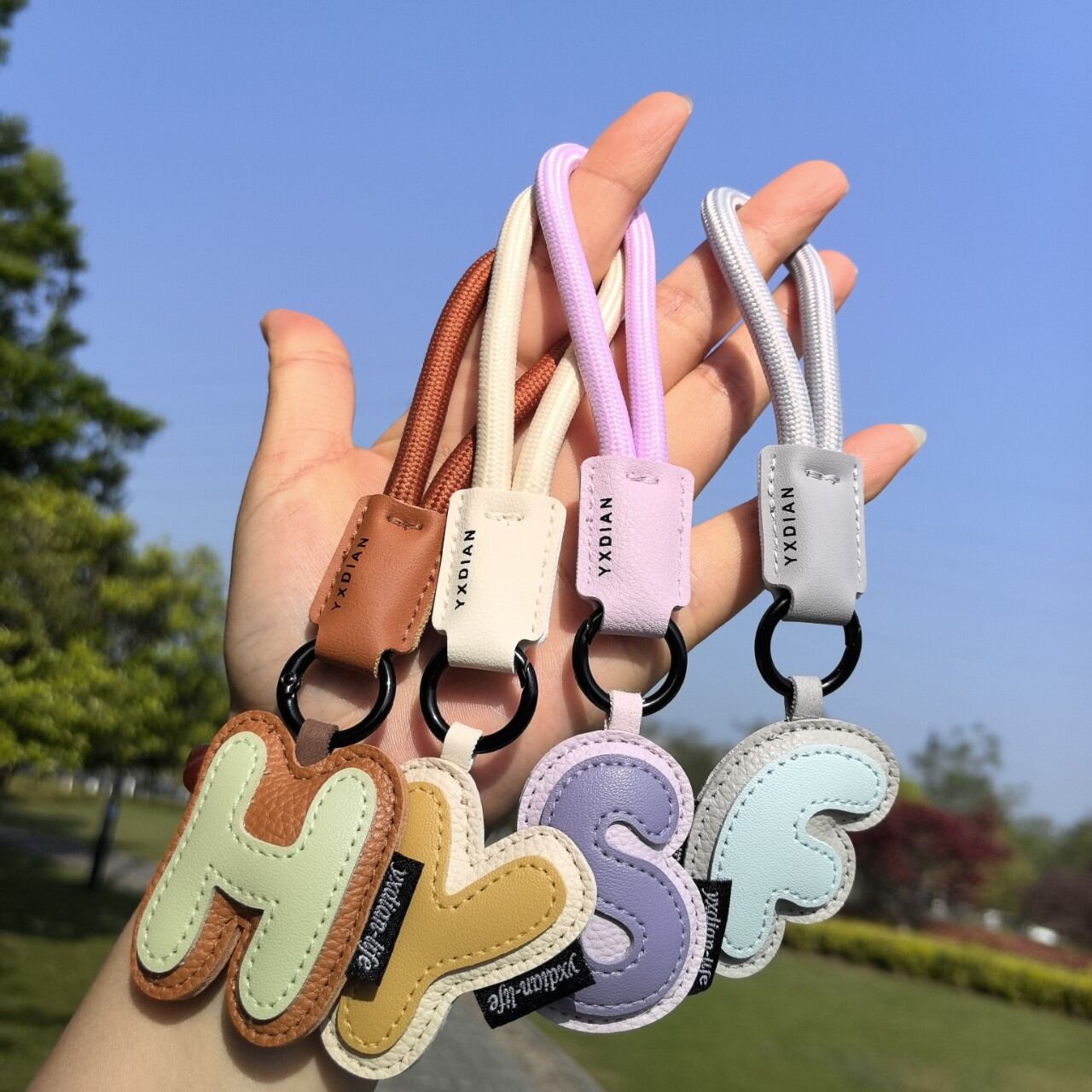 1 breloque de sac en cuir de couleurs mélangées avec lettres Image3
