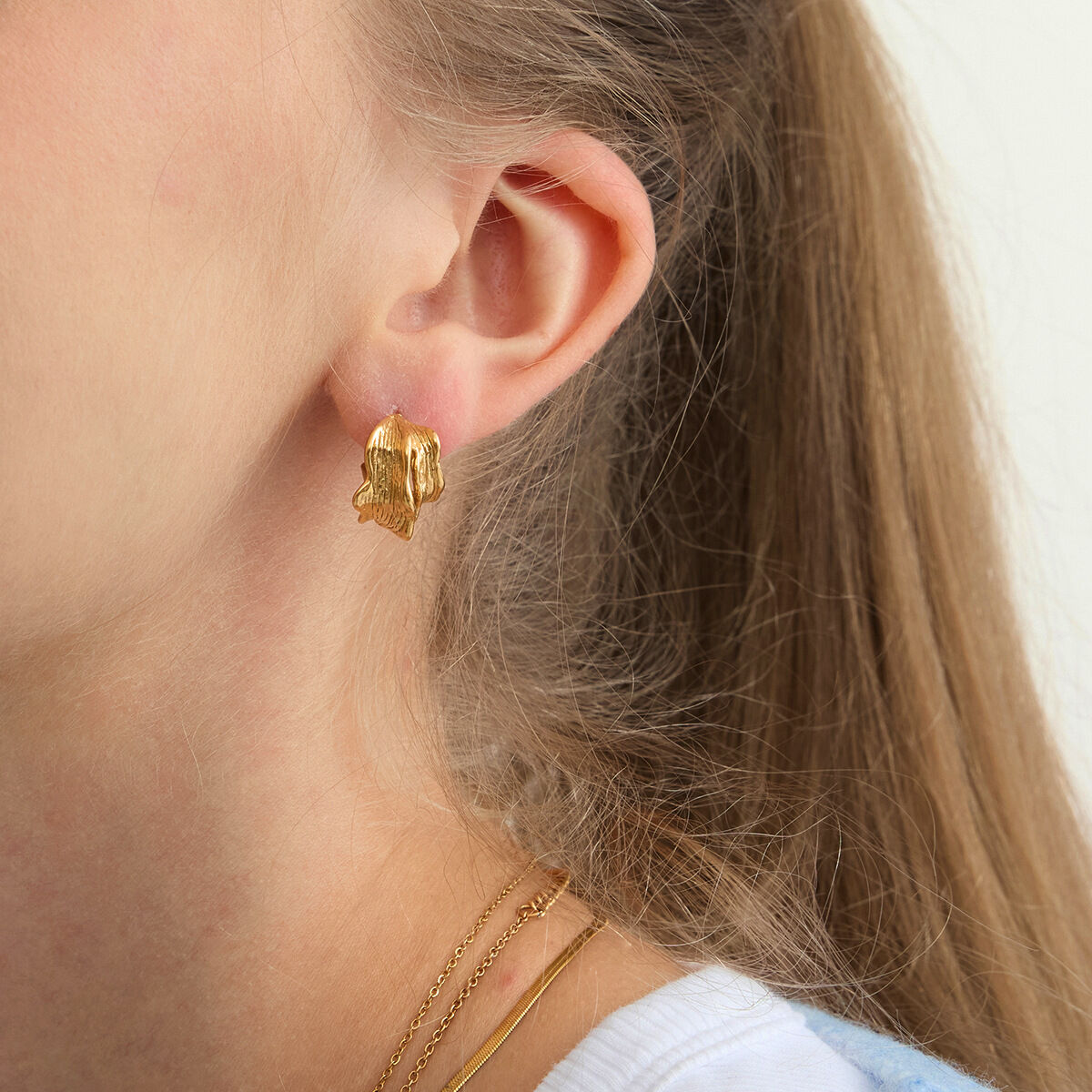 1 par de pendientes de aro de acero inoxidable con diseño de martillo irregular, resistentes al agua, color dorado, para mujer 2