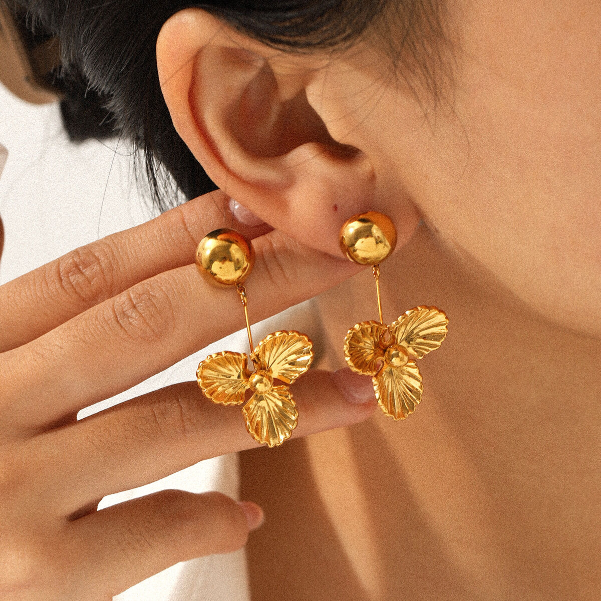 1 paio di orecchini pendenti in acciaio inossidabile color oro impermeabili a forma di fiore