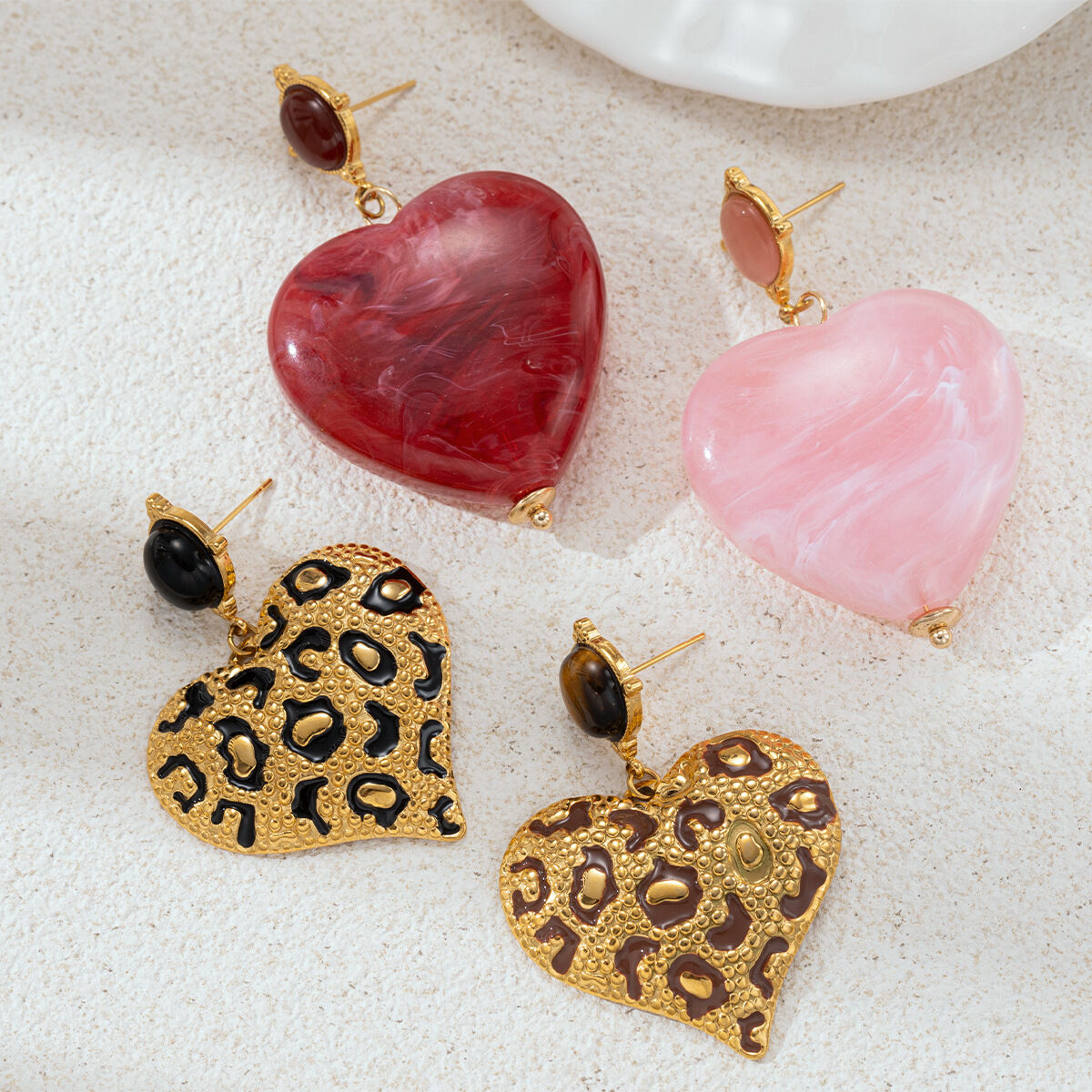 1 paio di orecchini pendenti in acrilico color oro impermeabile in acciaio inossidabile a forma di cuore