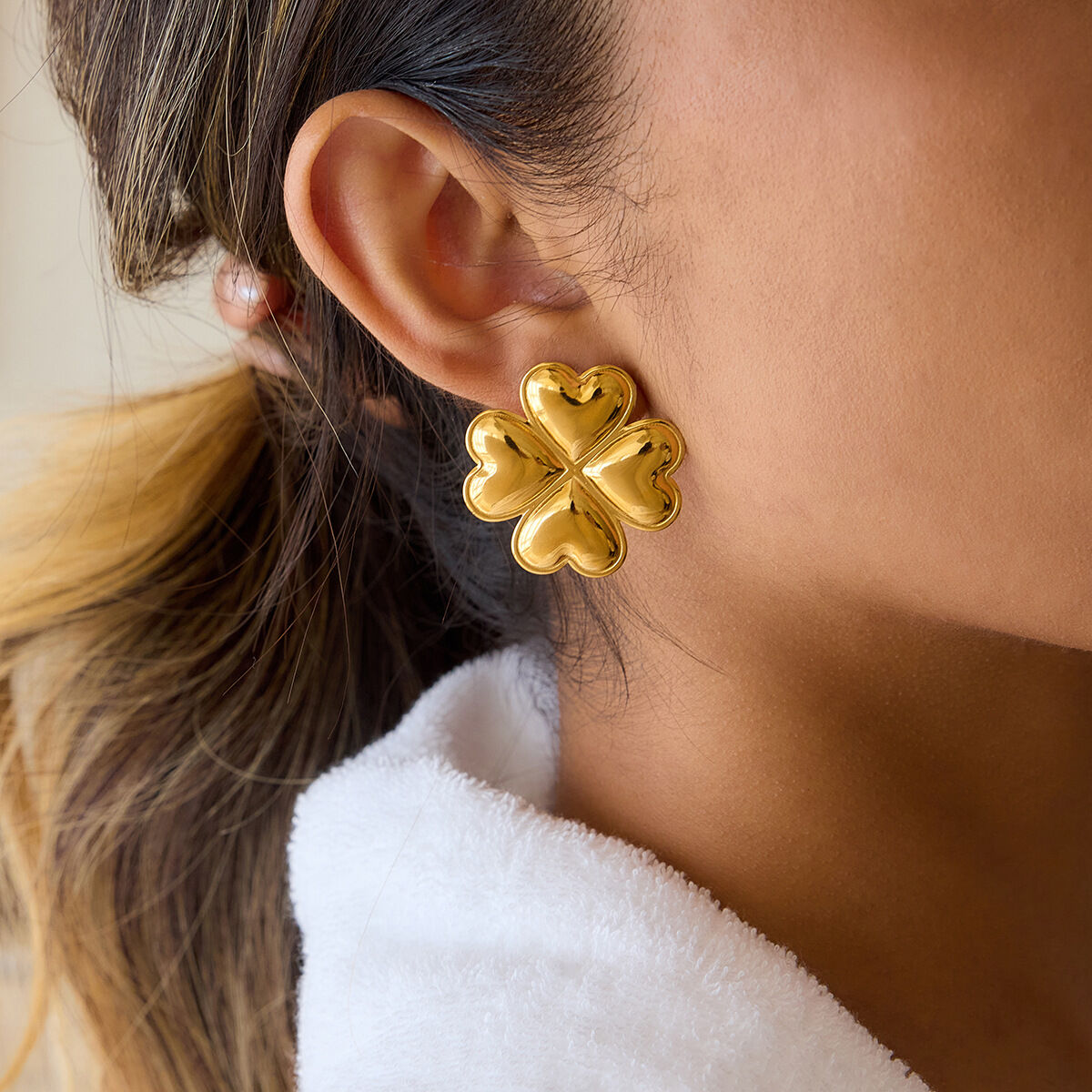 1 Pair Gorgeous Clover Stainless Steel Waterproof Gold Color Women's Stud Earrings h5 Picture3