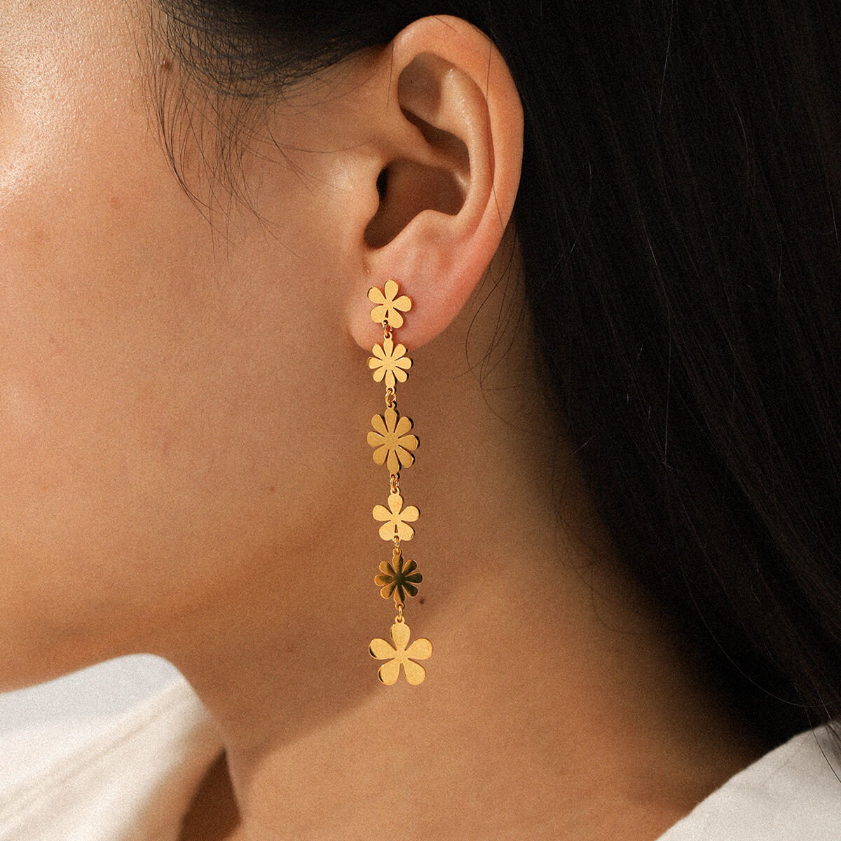 1 paio di orecchini pendenti in acciaio inossidabile color oro impermeabili a forma di fiore