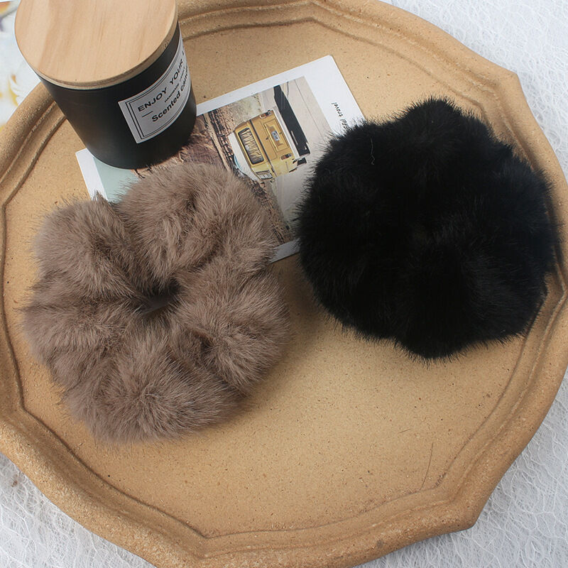 1 Stück romantische, weiche, niedliche, flauschige Haargummis für Damen Bild2