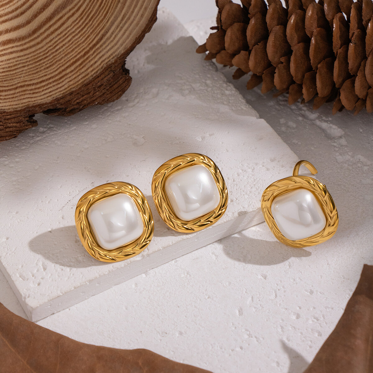 Elegantes Set aus Perlenohrringen aus Edelstahl, wasserdicht, goldfarben