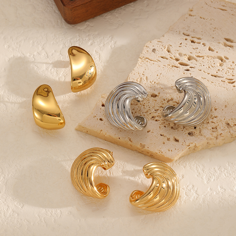 1 paio di orecchini a bottone color oro impermeabili in acciaio inossidabile a forma di C 2