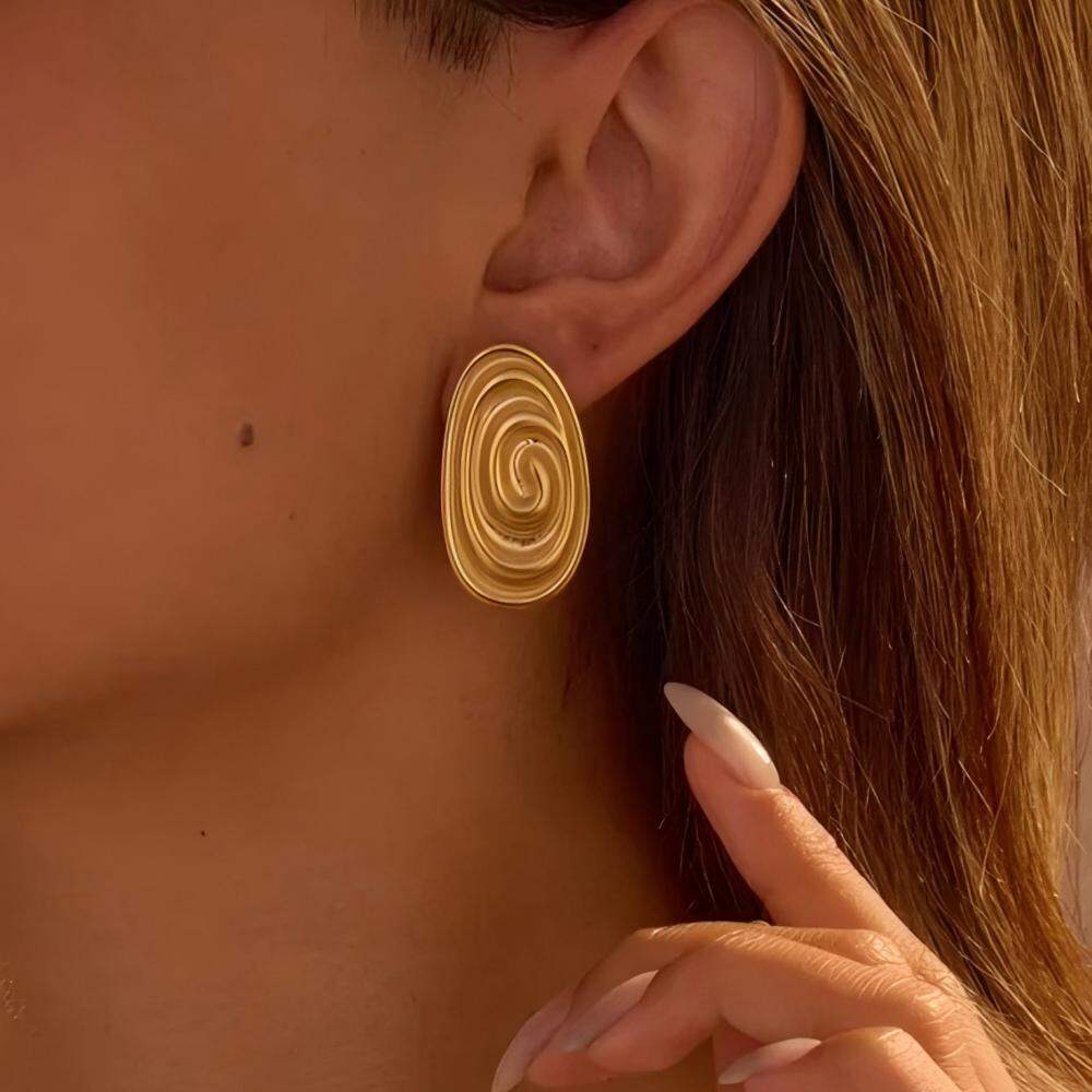 1 paio di orecchini a bottone color oro impermeabili in acciaio inossidabile con motivo a vortice